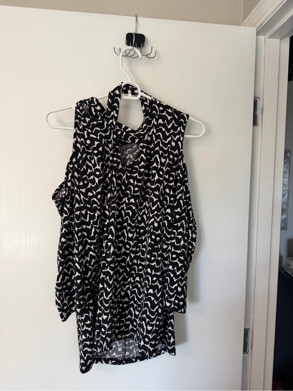BOLD elements Black and White Sleeveless Printed Blouse with Neck Tie